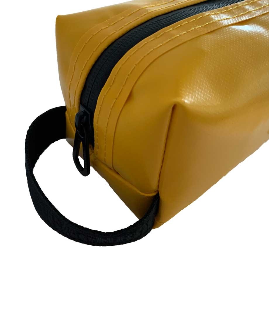GelbeGRNBAGToiletryMultiCase-08